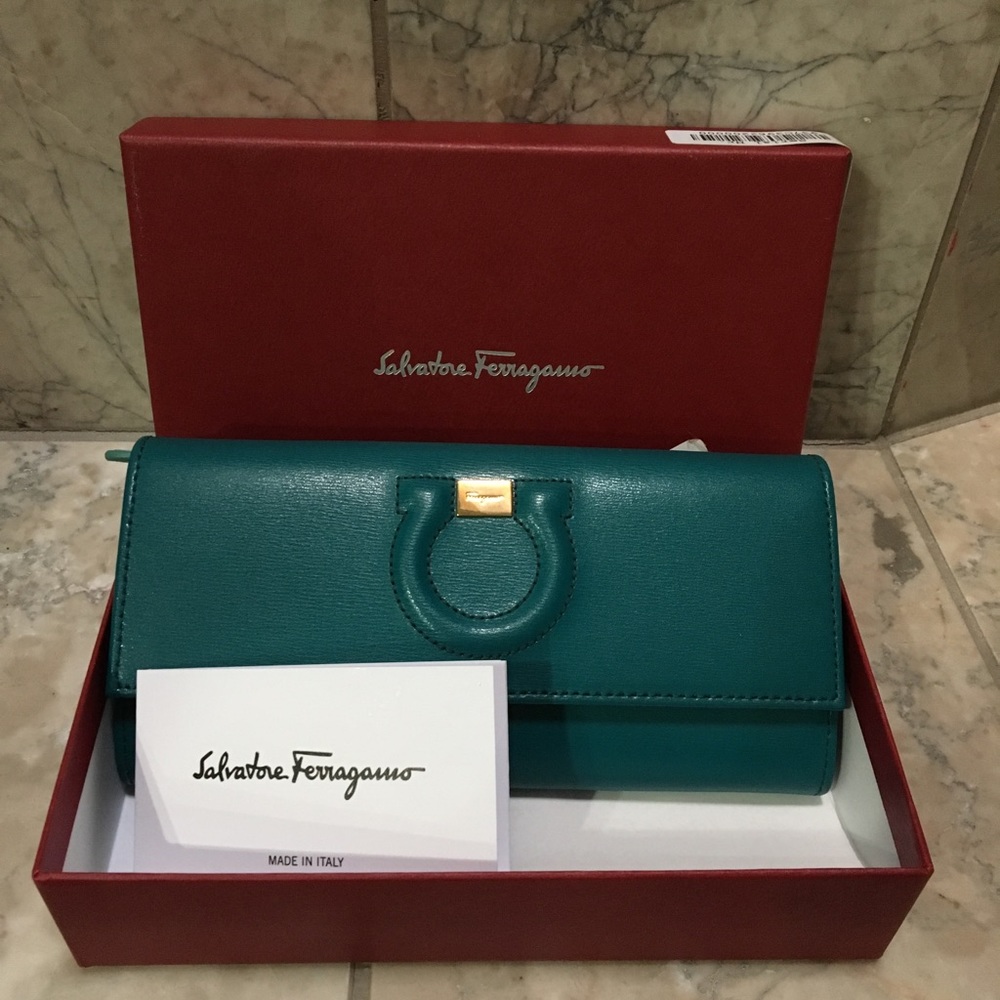 NWT🖤 Ferragamo Gancio City Continental Wallet